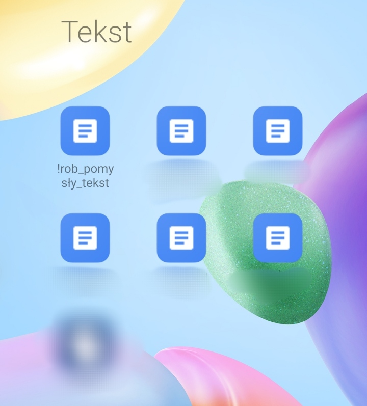 Zawartość folderu tekst na ekranie głównym smartfona, gdzie znajdują się pliki z poszczególnymi plikami z tekstami piosenek. Plik z pomysłami